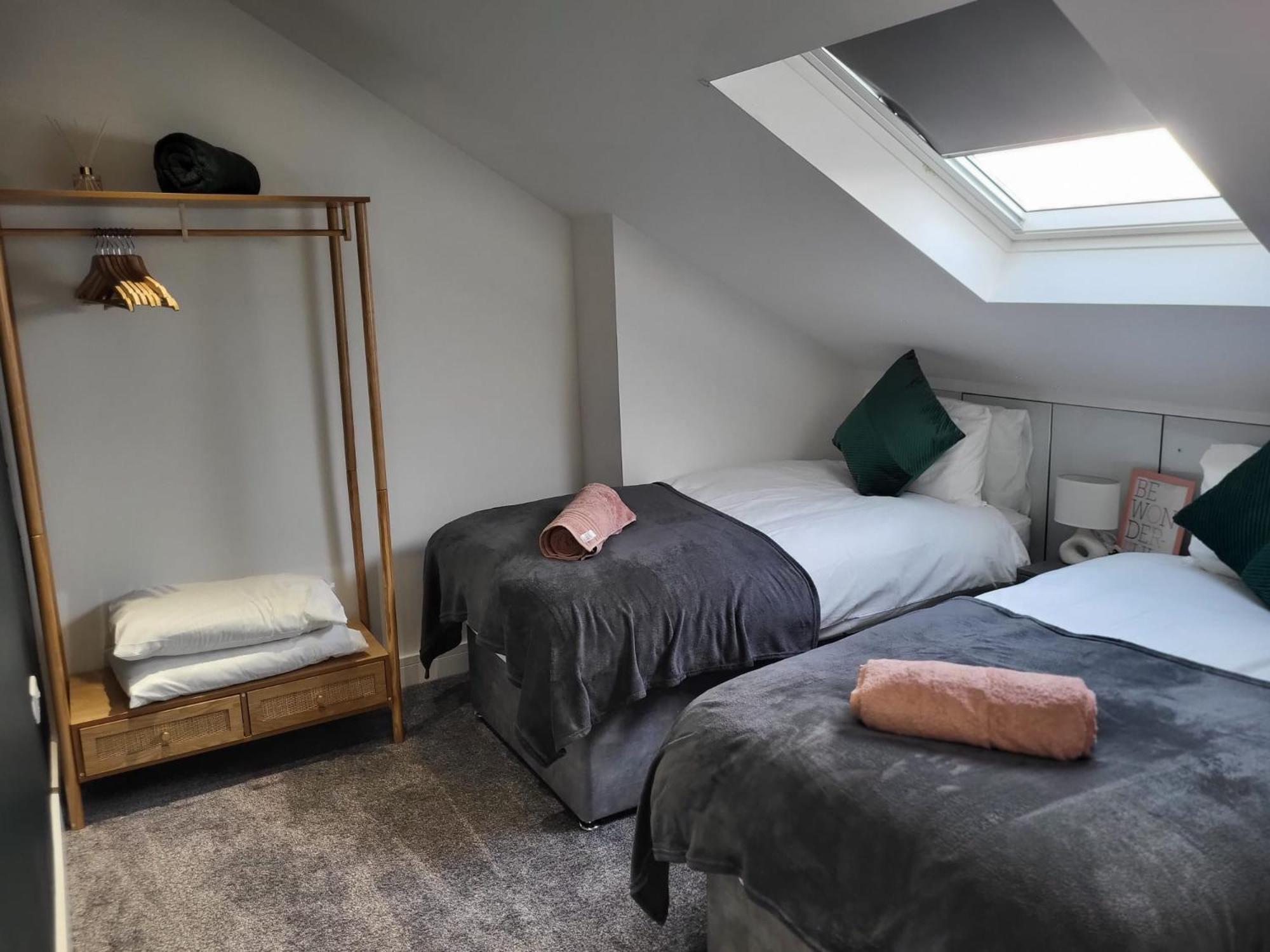 20 Mins To London, Stylish Sky Views 2 Bed Londres